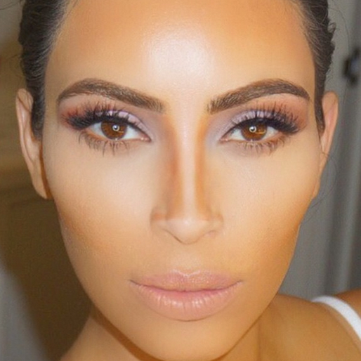 Kim Kardashian visar hur hon sminkar sig. Kim Kardashian visar hur hon sminkar sig.